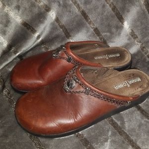 Minnetonka clogs 9.5